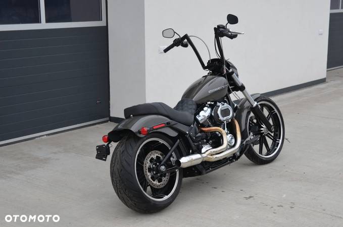 Harley-Davidson Softail Breakout - 16