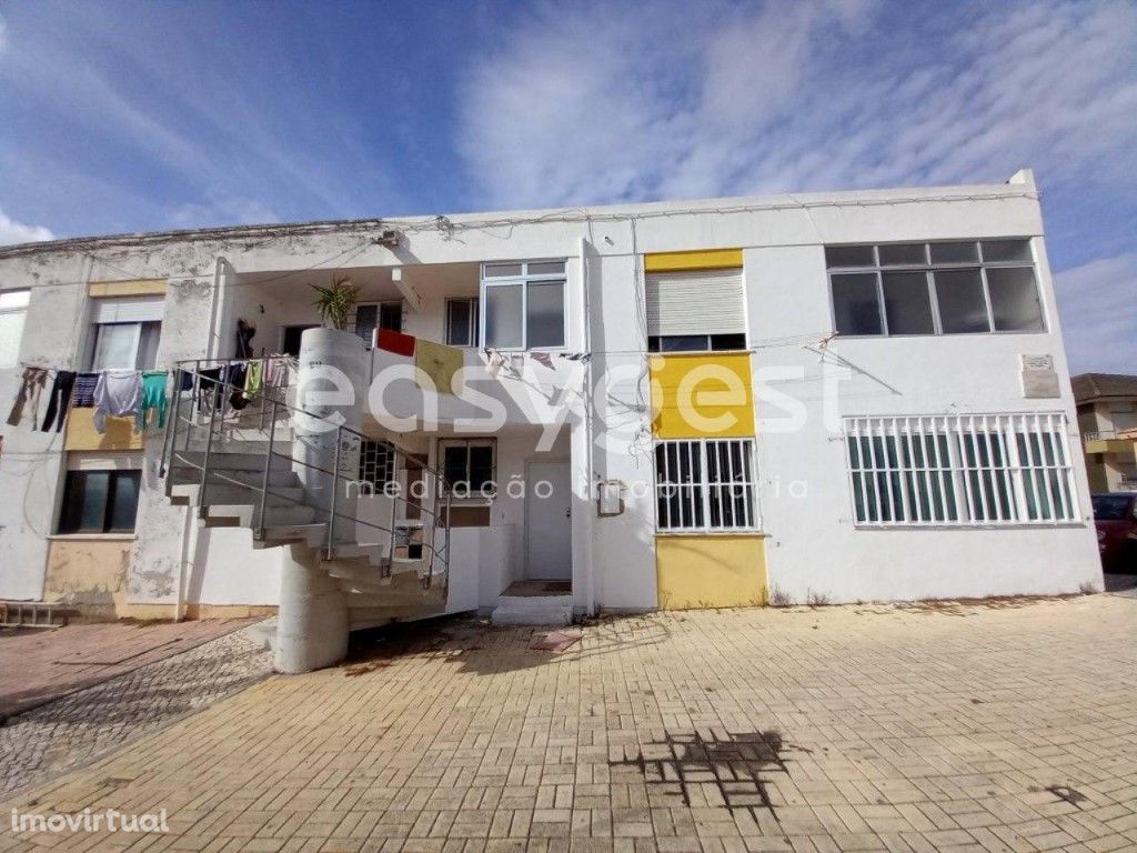 Apartamento de 5 assoalhadas localizado no Afonsoeiro-Mon...