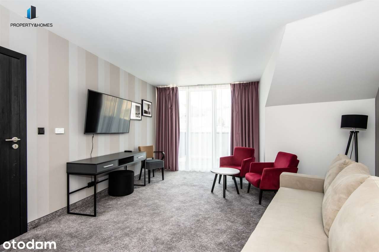 Widok na stok narciarski oraz piękną panoramę gór - Pełny obrazek: 5/17