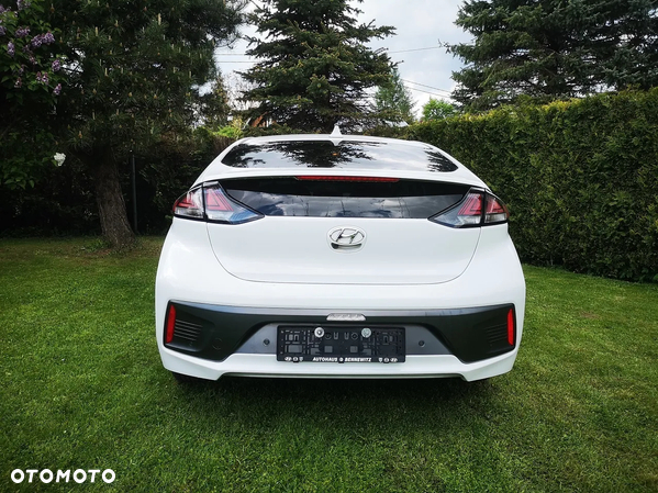 Hyundai IONIQ - 3