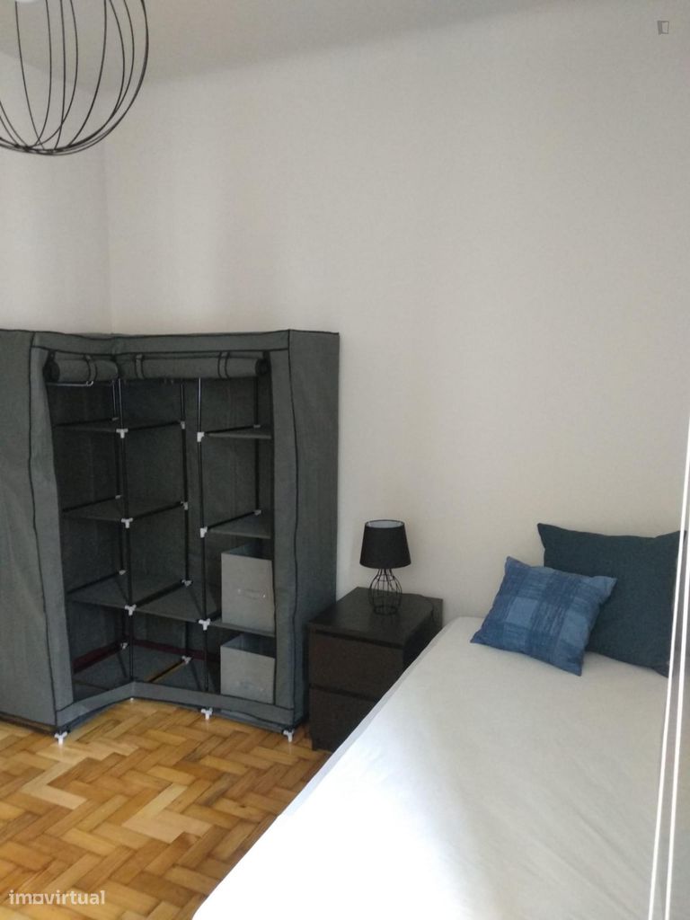 275398 - Quarto privado com cama de solteiro em...