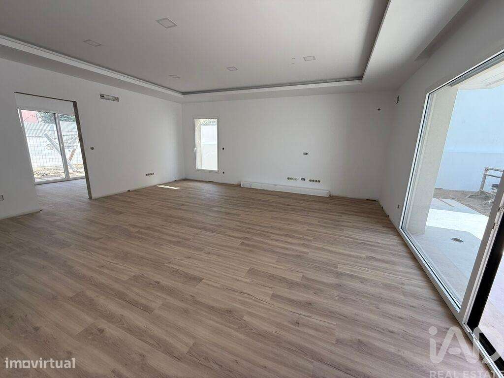 Casa / Villa T4 em Charneca De Caparica E Sobreda de 164,00 m2 - Grande imagem: 4/29