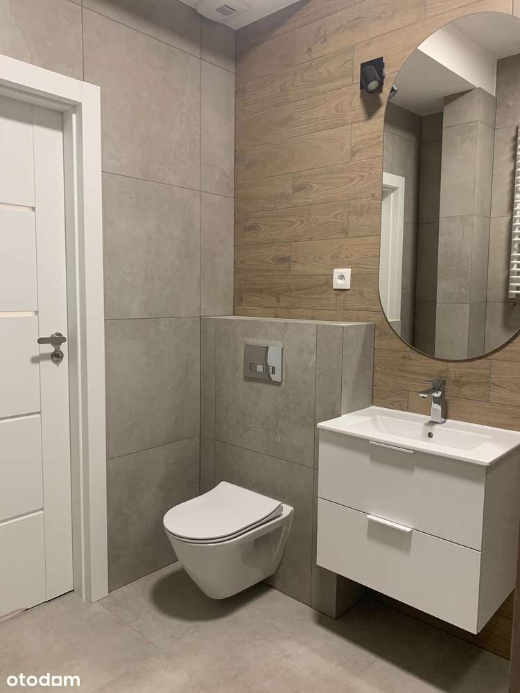 Stare Miasto. Kawalerka z dużym balkonem. Wykończona pod klucz. - Pełny obrazek: 2/8