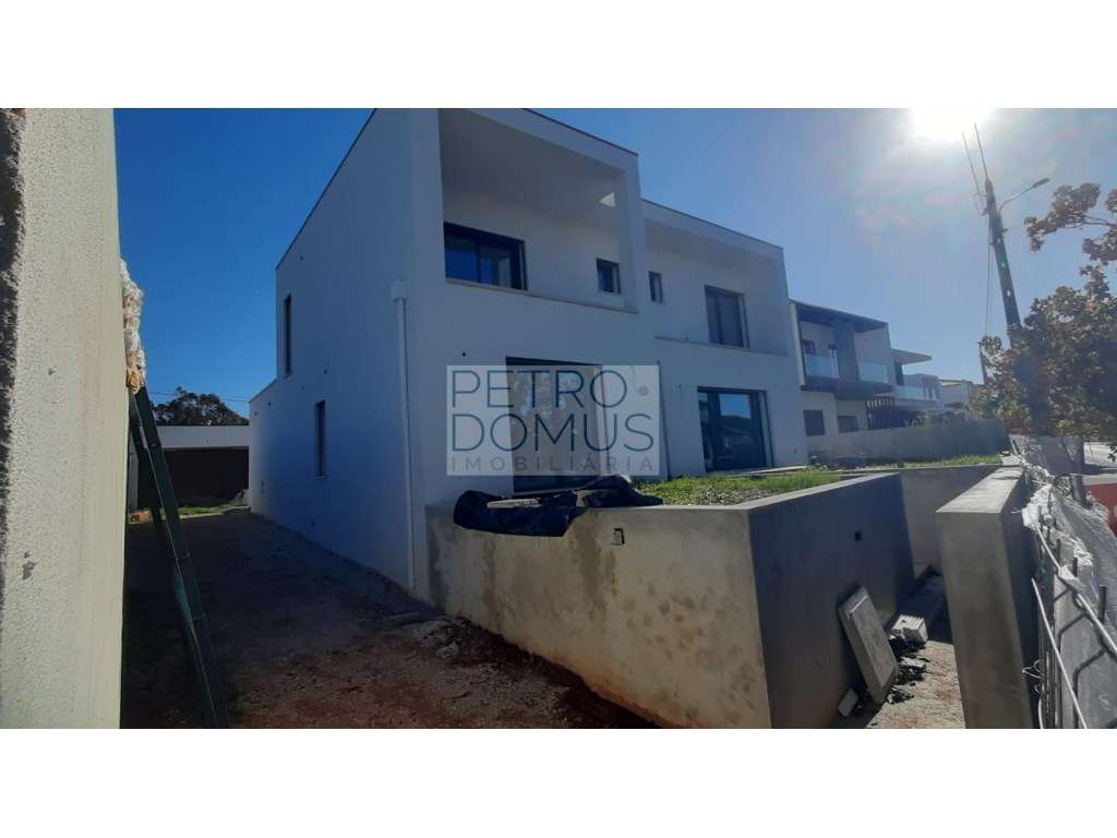 MORADIA INDIVIDUAL T4 EM LOTE DE 600 COM PISCINA - EM CONSTRUÇÃO-5