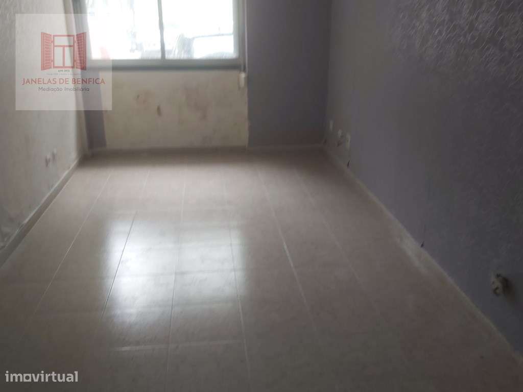 Vende-se apartamento T2 totalmente Remodelado - Benfica - Grande imagem: 4/8