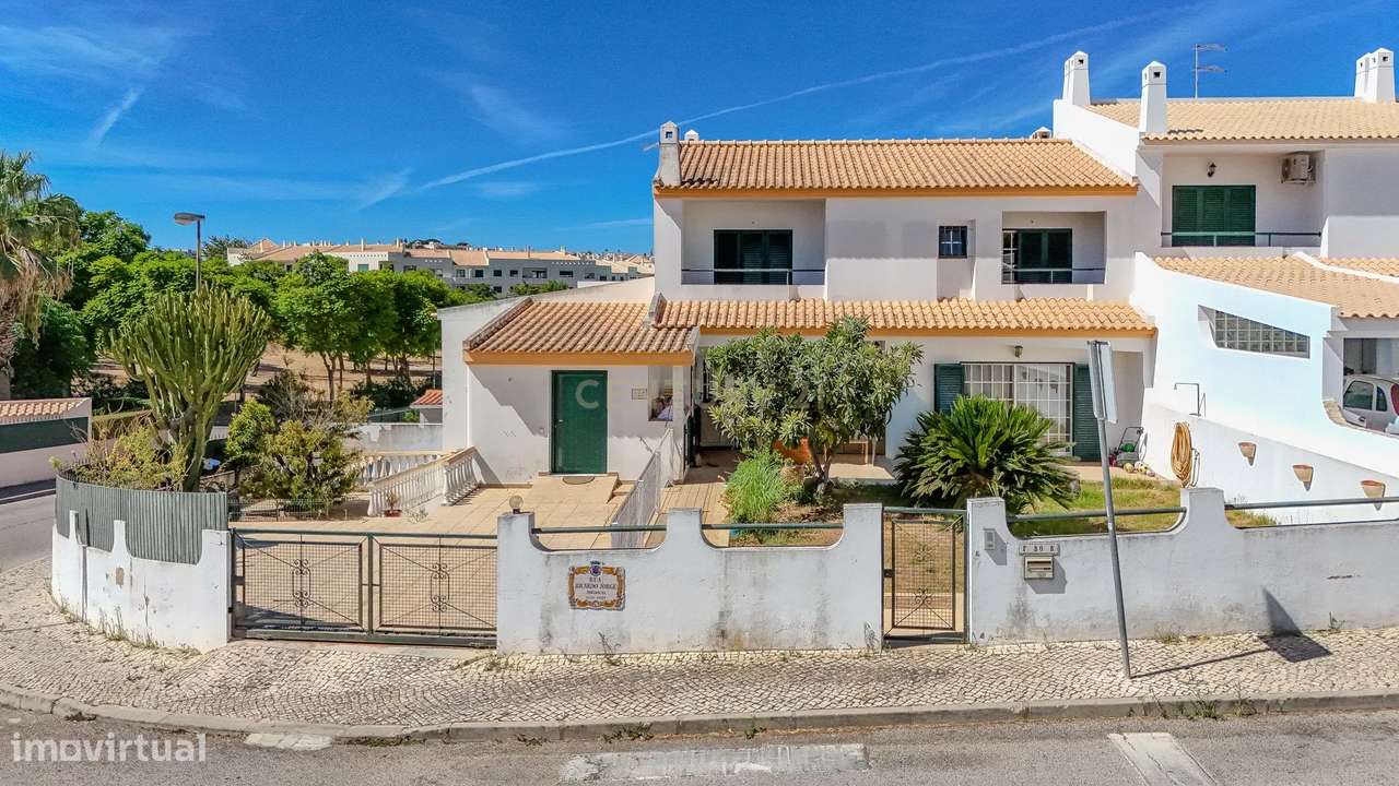 Moradia T2 Geminada C/ 2 Apartamentos Independentes e 238 M2 de Área E-38