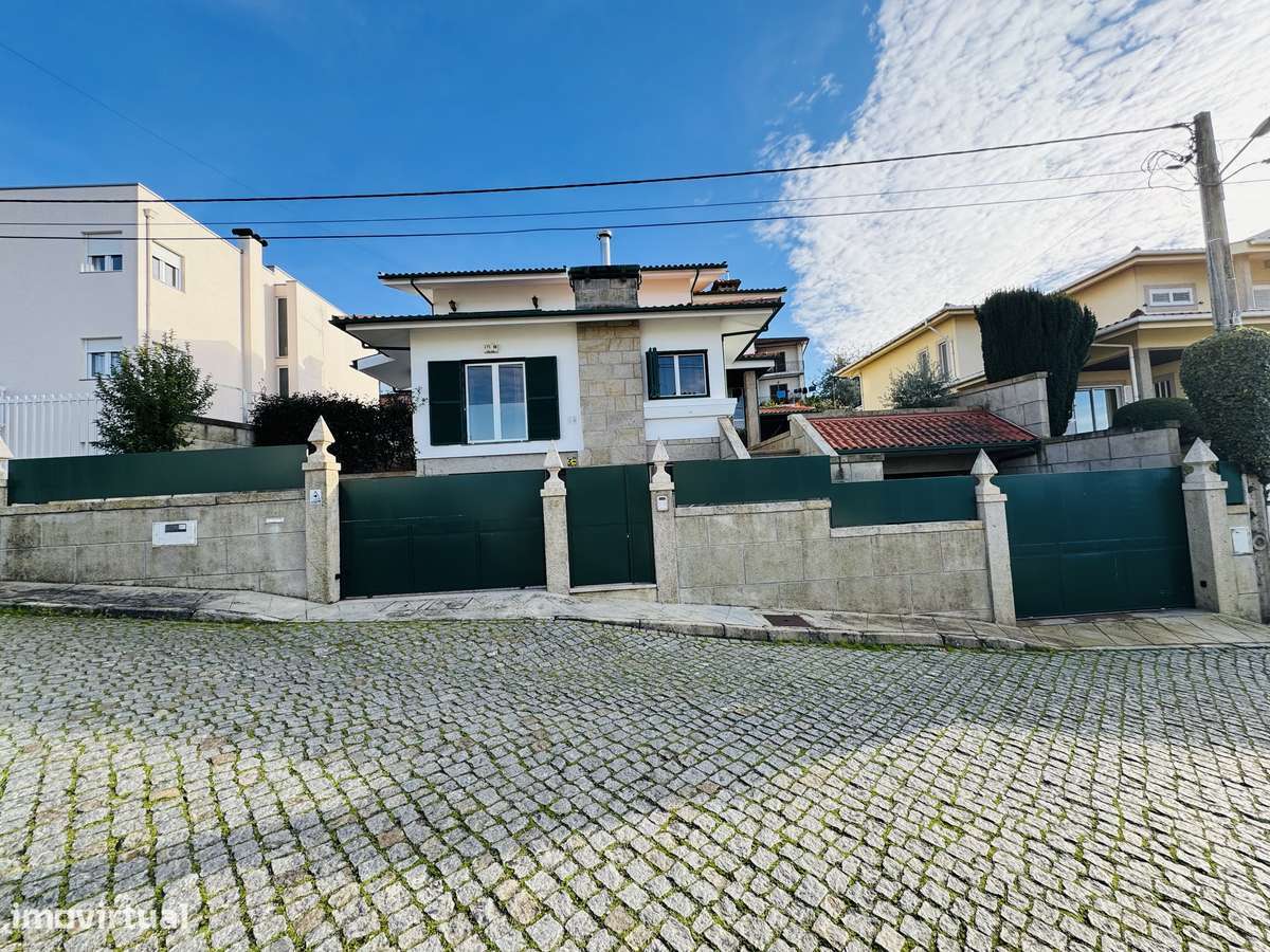 Moradia T4 com jardim e garagem em Braga-1