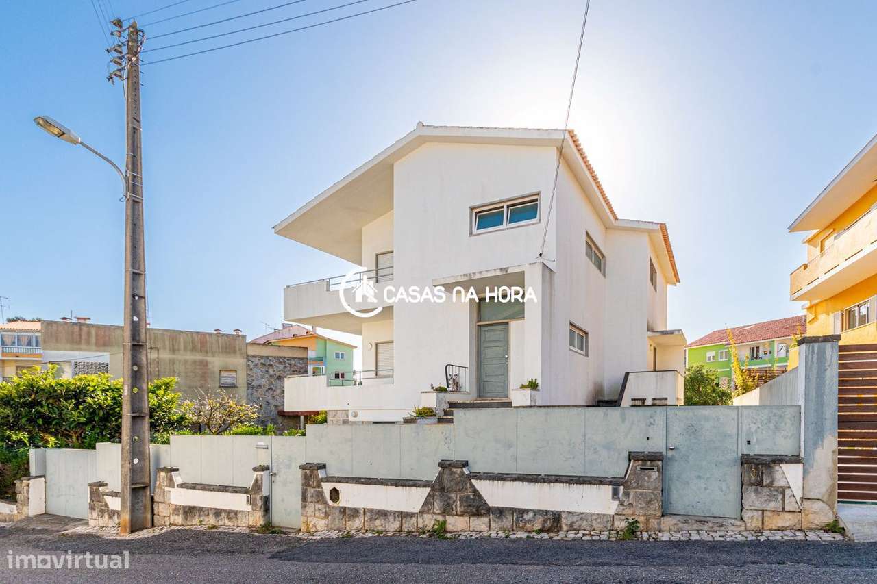 Moradia T3+T1  na Rua João das Regras, junto à Avenida de Sintra.-2