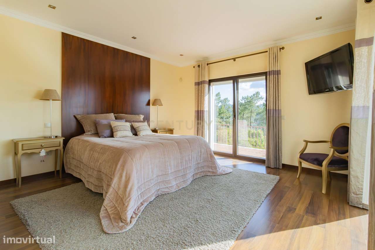 Moradia T4 com Piscina e Vista Panorâmica sobre Porto de Mós-11