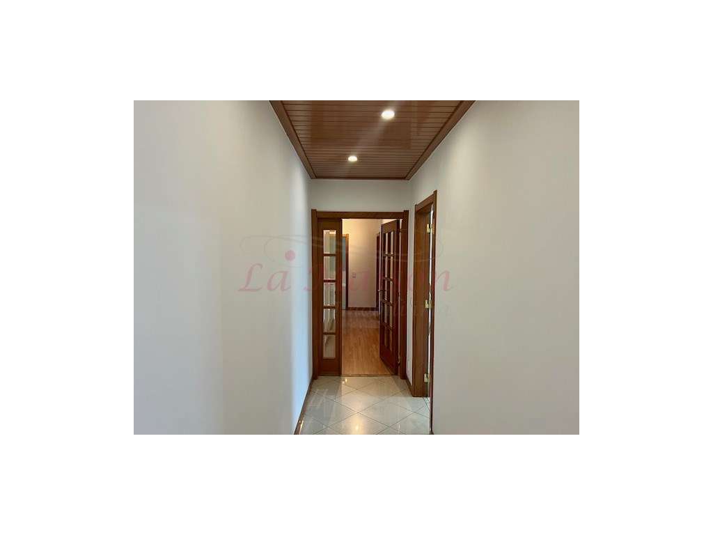Apartamento T3+1 em Casal de Cambra-14