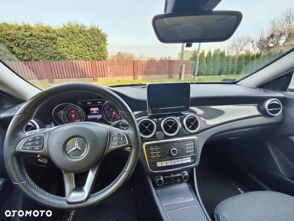 Mercedes-Benz CLA 180 7G-DCT - 11