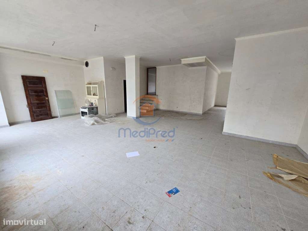 Espaço comercial com 116 m2 área útil no B.º da Carochia | Ramada, ... - Grande imagem: 3/9