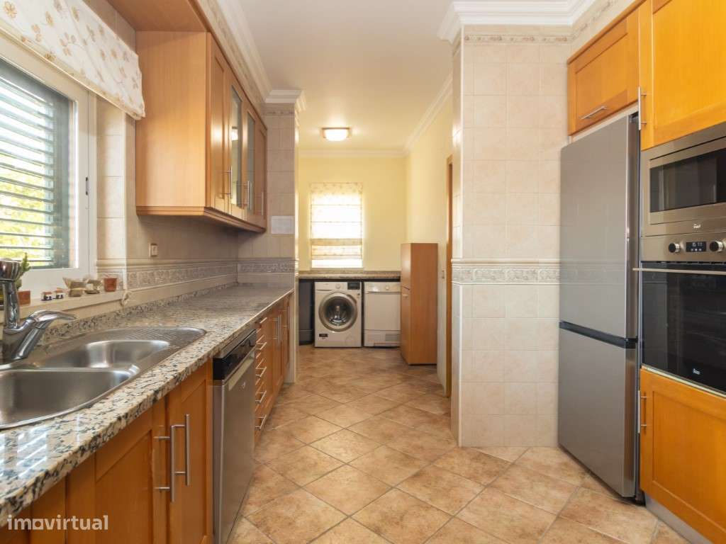 Moradia T4 de Prestígio com Áreas Amplas, Garagem para 2 Carros e C...-9