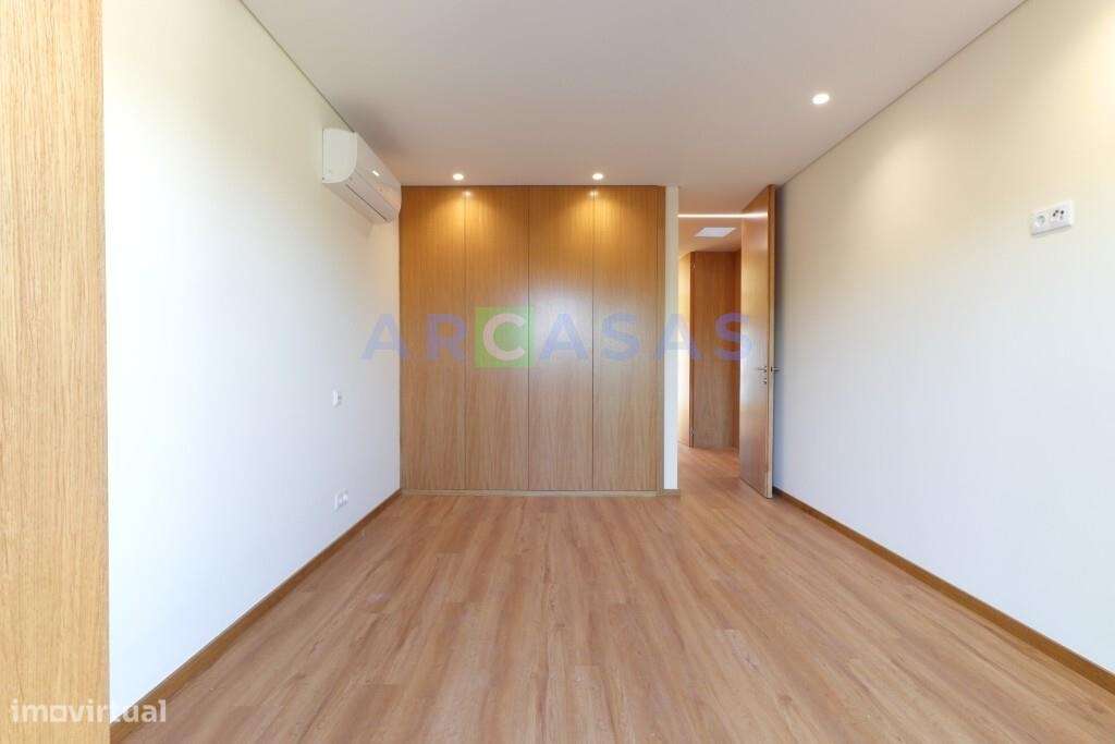 Moradia V3 com jardins e estacionamento na Trofa-14