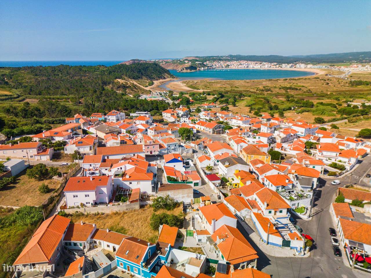 Propriedade composta por prédio, moradia e terreno em Salir do Porto-5