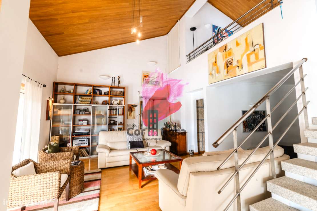 Casa Independente T4 + 2 com Piscina em Localização Privilegiada-19