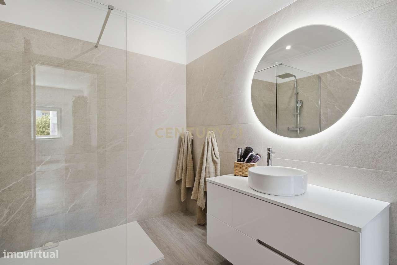 Elegante Apartamento T3 no Estoril com Box Fechada para 3 carros a pou-29