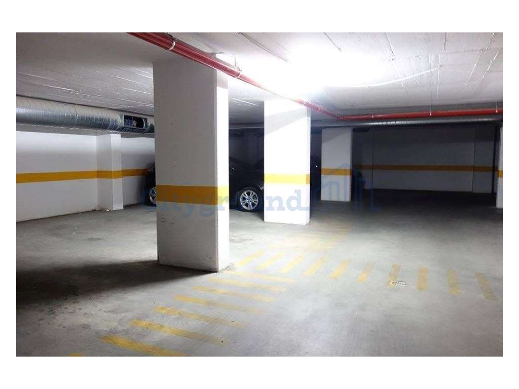 Loja com rendimento junto à Praça de Espanha com 2 lugares de estac... - Grande imagem: 4/6