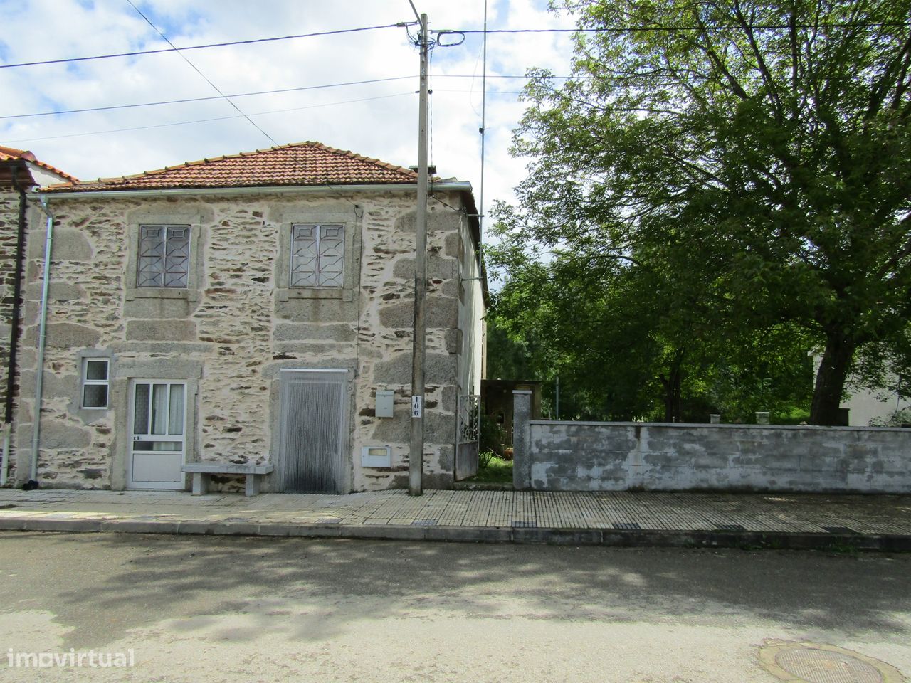 Moradia com quintal, Águas Vivas, Miranda do Douro