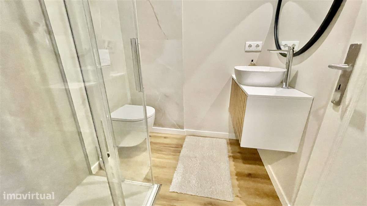 T2 remodelado-1ª linha de Mar-Mobilado e equipado-garagem-5