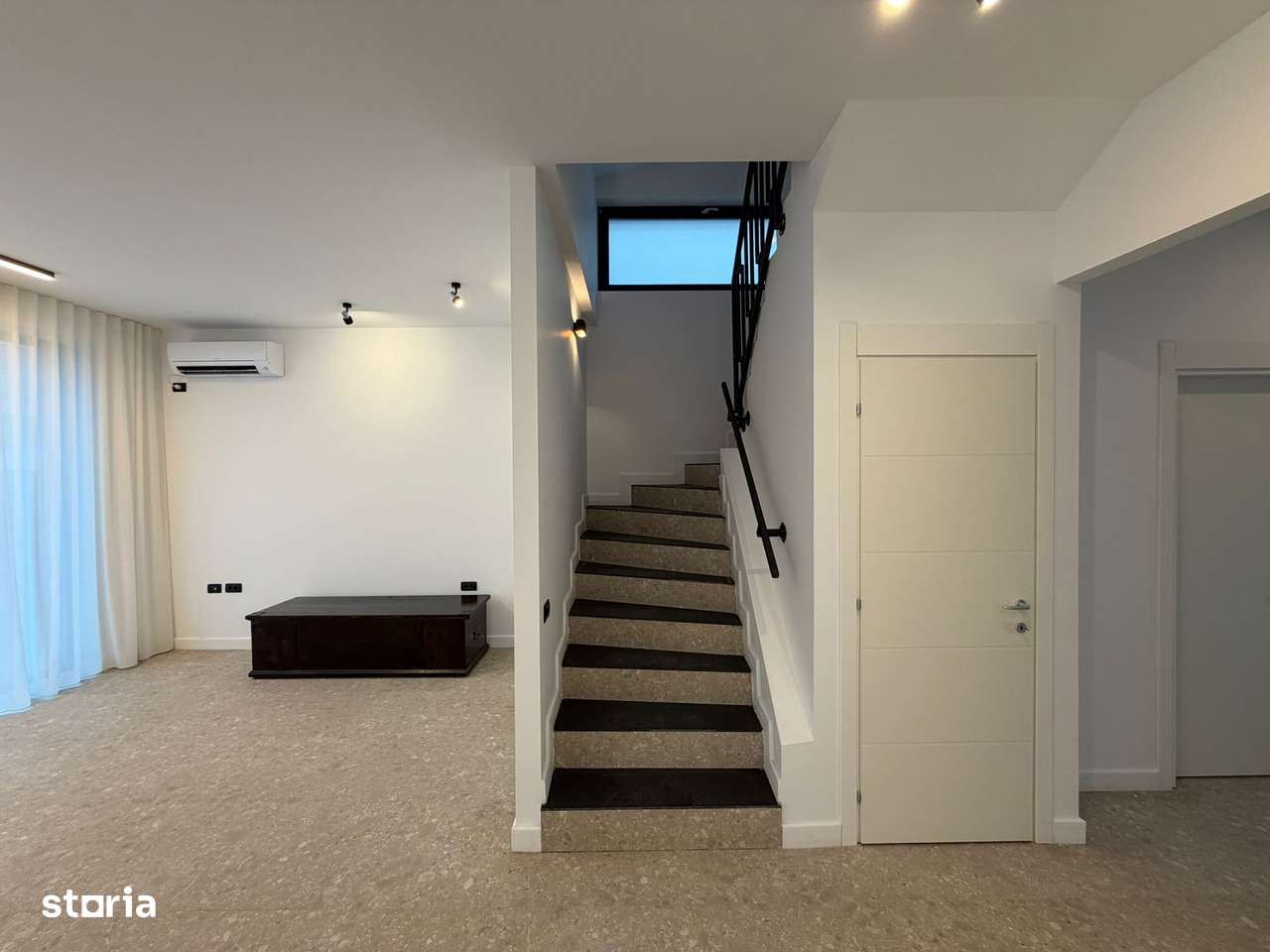 LA CHEIE! GATA DE MUTARE-TEREN 300 MP școală Americana 3 min.-12