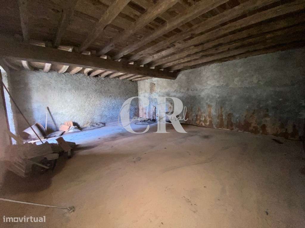 Casa de campo isolada em pedra com terreno-6