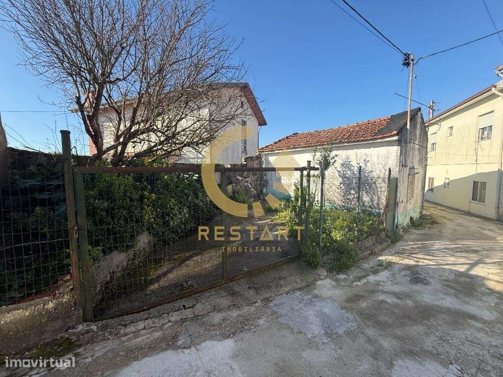 Moradia T2 térrea para recuperar com 3 logradouros - Grande imagem: 4/27