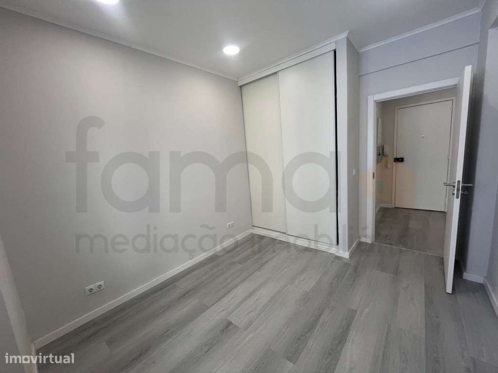 Apartamento T1 Remodelado com Varanda e Elevador-19