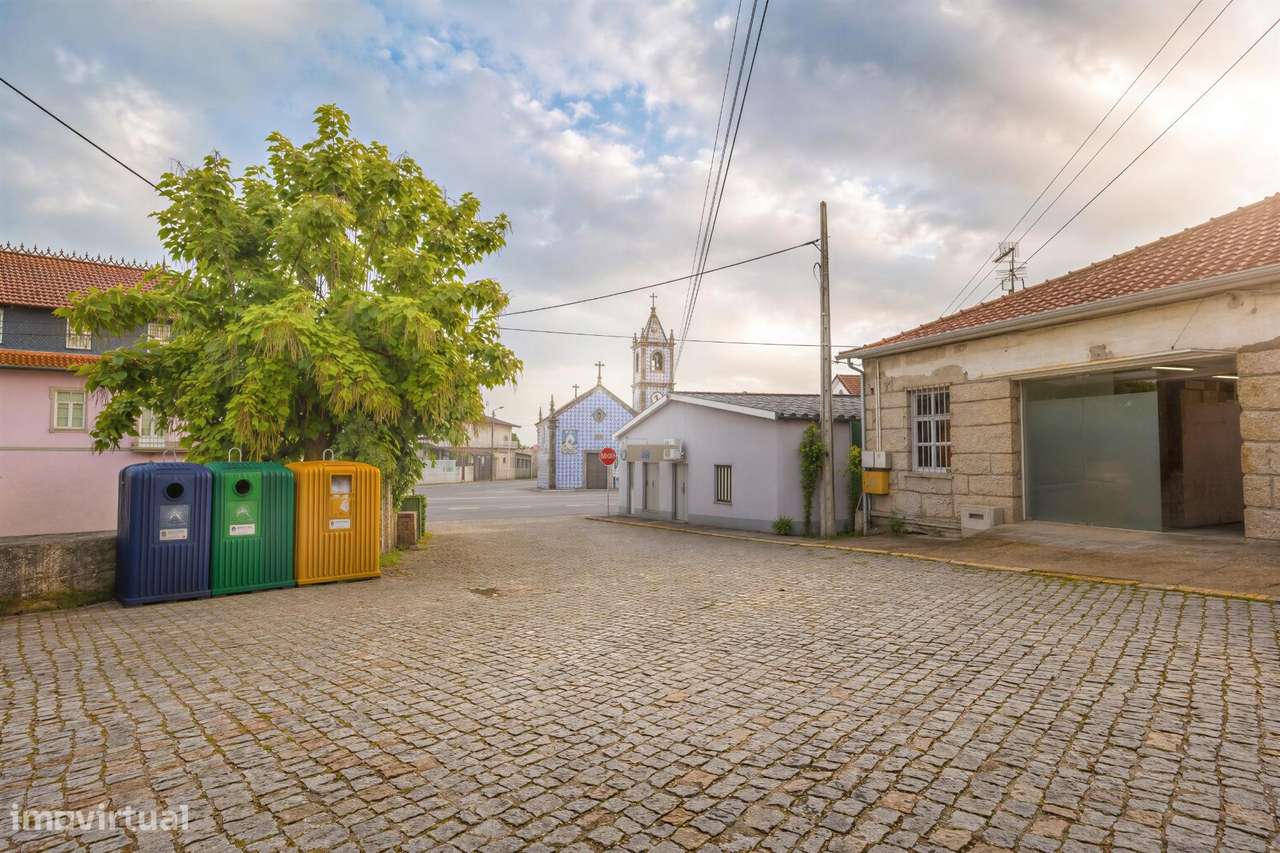 Moradia T2 renovada com Terraço, Jardim e Armazém - Centro de Baltar-38