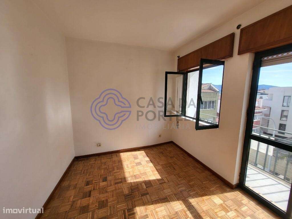 Apartamento T2, num 3º andar com varanda, no centro de Macedo de Caval - Grande imagem: 4/18