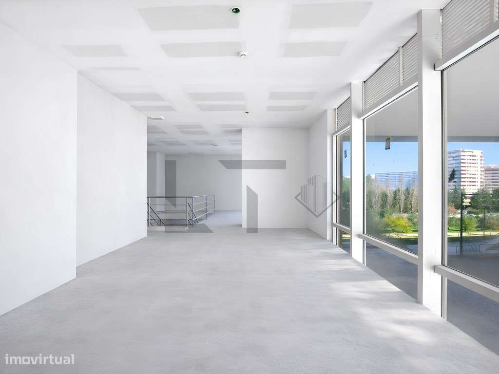 Fantástica Loja com 2 Pisos e Montras Altas Para Arrendamento, Pron... - Grande imagem: 5/26