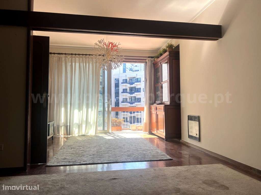 Apartamento T3+1 com varanda com 10 m2, à Praça da Galiza - Grande imagem: 2/22