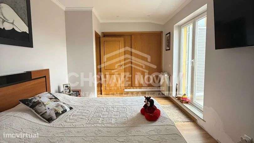 Apartamento T2 no último andar com 3 varandas e garagem-0