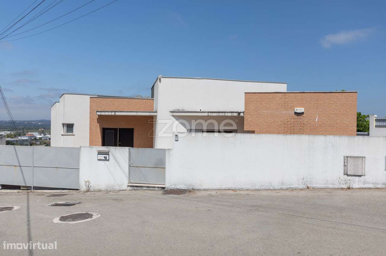 Moradia Moderna em Taveiro, Coimbra com Vistas Desafogadas-5