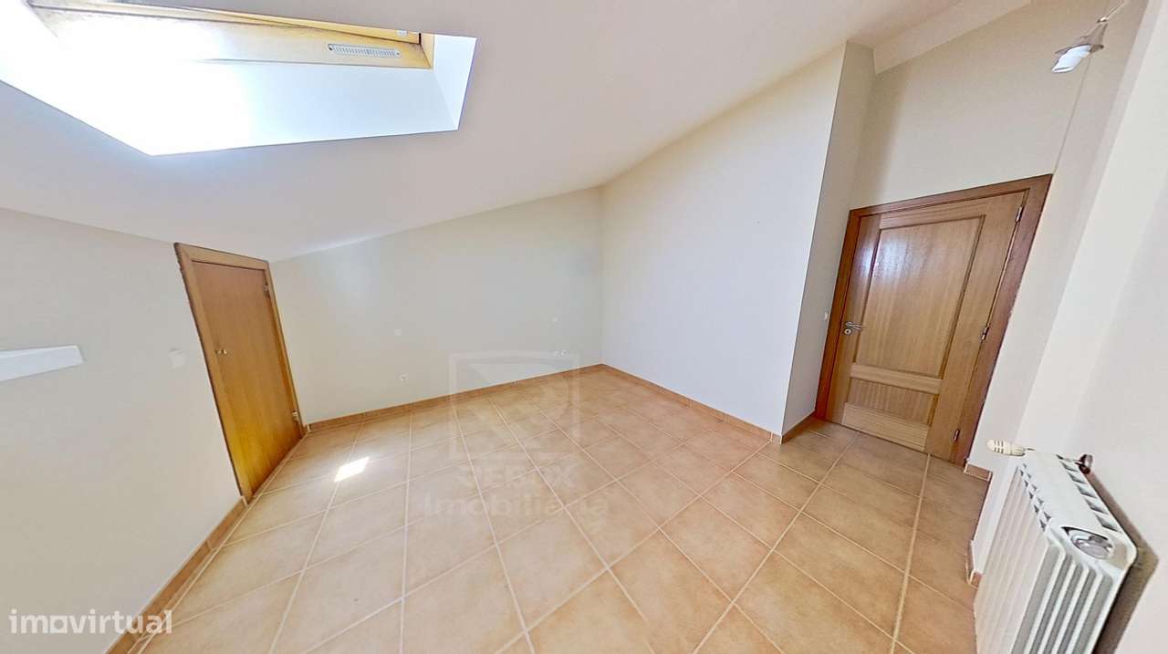 Moradia T5 isolada com 20 painéis solares e 3 quartos no piso térreo-33