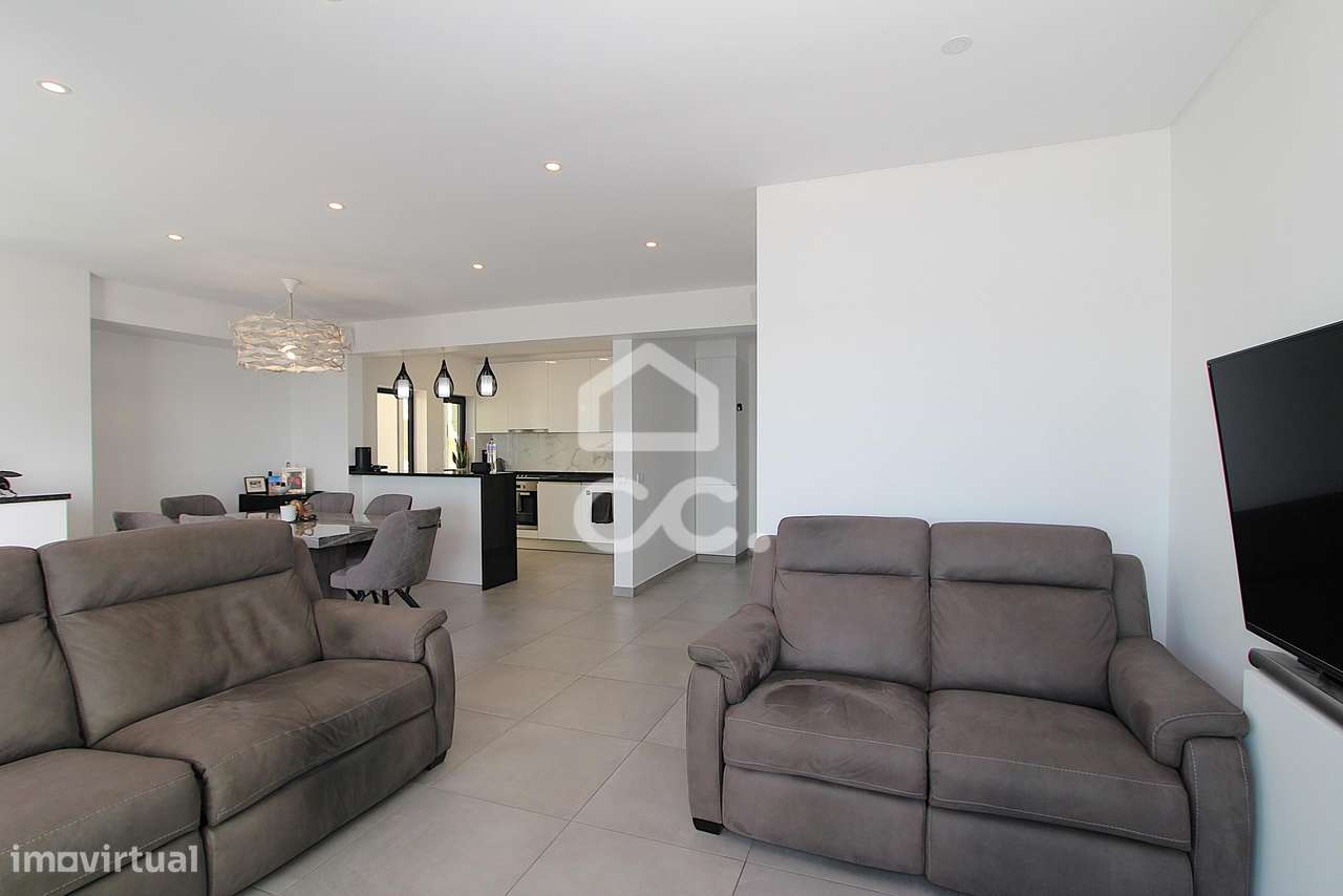 Apartamento T3 Renovado com Vista Mar e Terraço em Armação de Pêra-6