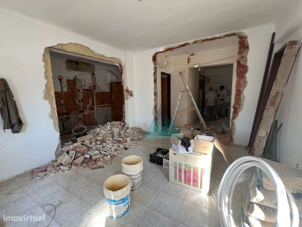 Apartamento T3 Semi-Remodelado na Arrentela 2º andar-0