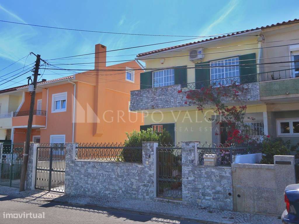 Moradia T4 com Garagem e Logradouro de 200m2 - Algueirão Mem Martins-32