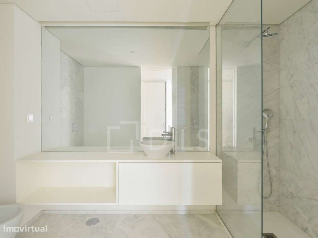 Penthouse T3 com varanda ampla e garagem privada, em Lisboa-27