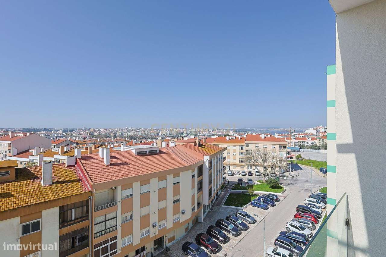 T3 Remodelado com Varanda e Vista para Lisboa – Torre da Marinha, Seix-25
