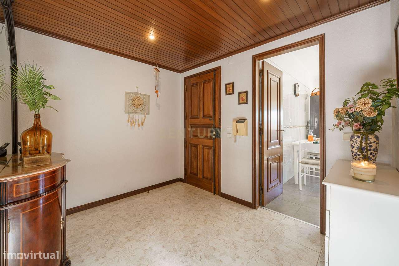 APARTAMENTO T4  CONVERTIDO EM T3 , SEMI REMODELADO, EM SETÚBAL-25