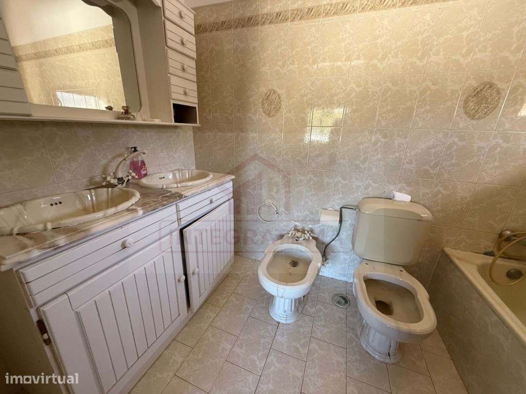 Moradia individual com anexos, piscina, armazéns e terreno-11