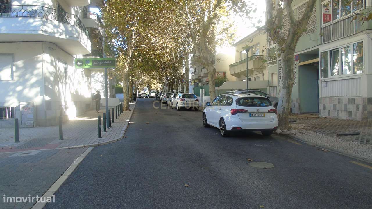 Estacionamento Com logradouro com 75 m2  e Zona de Arrumos com 48 m2-21