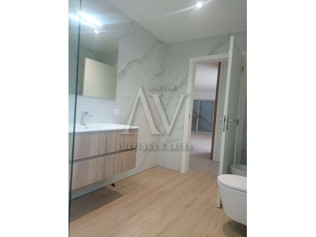 MORADIA V3+1 || Batalha || 294,50 m2 de construção-49