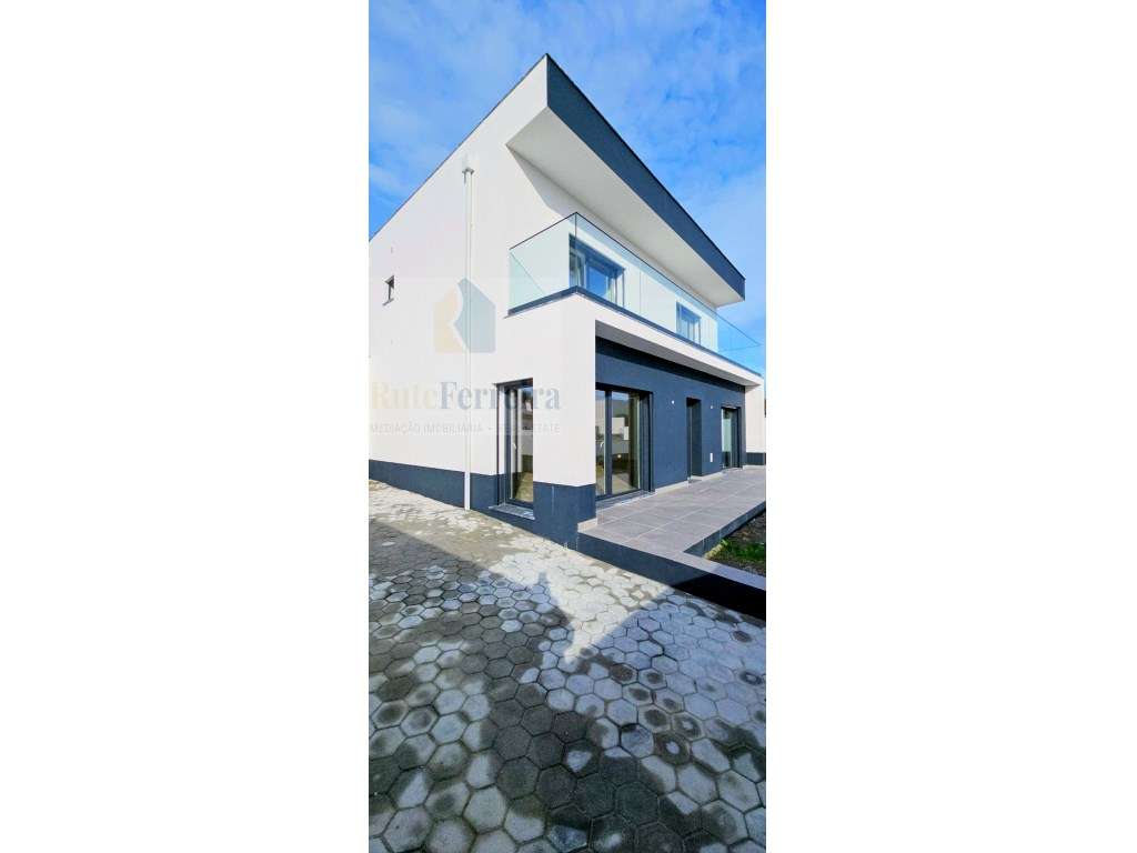 Espetacular Moradia T4 Nova, com Garagem e Logradouro! - Grande imagem: 4/35