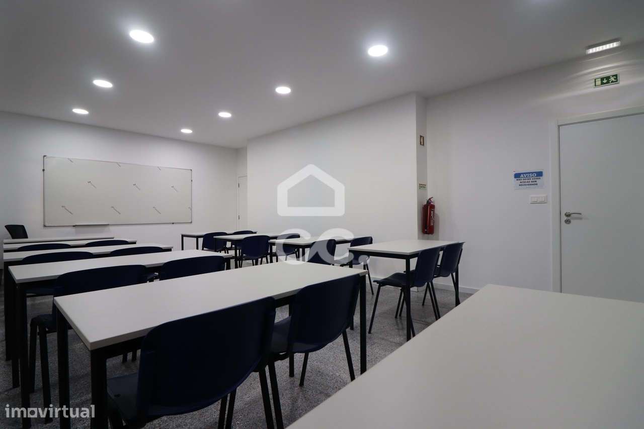 Espaço comercial remodelado  na Urbanização do Loreto! - Grande imagem: 2/15