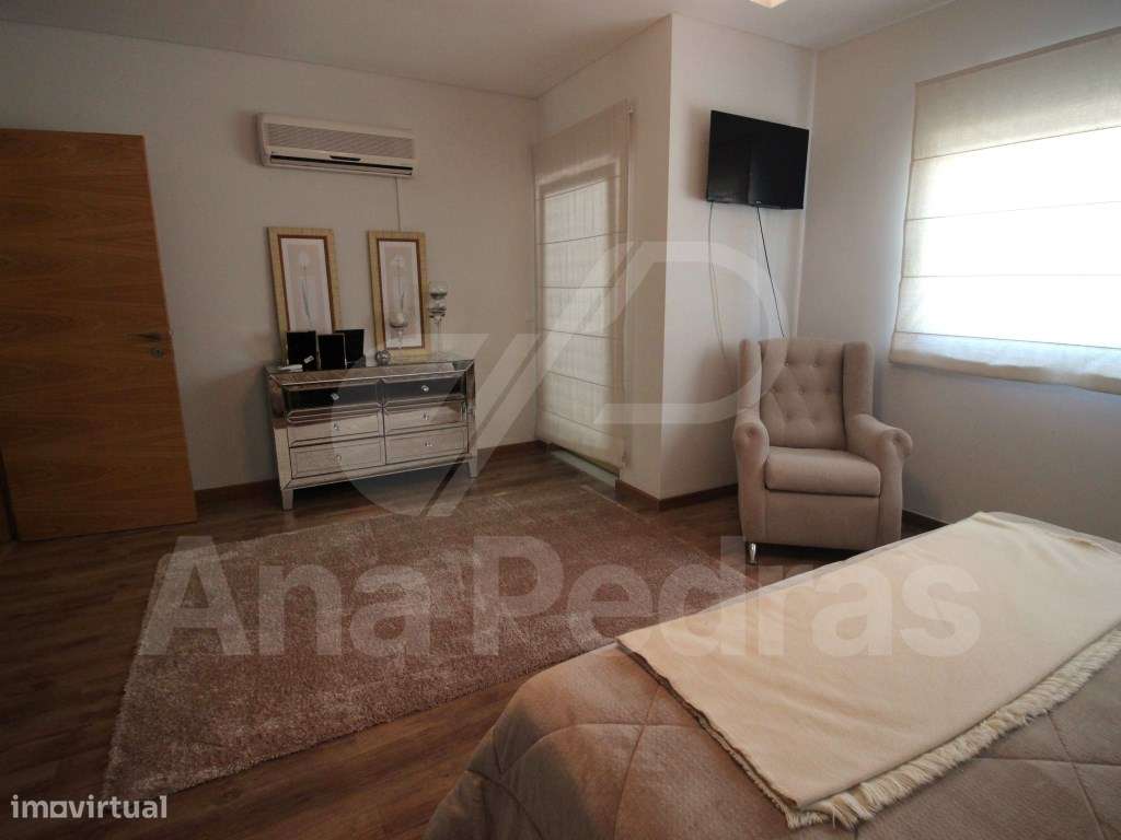 Contemporânea Moradia T4-24