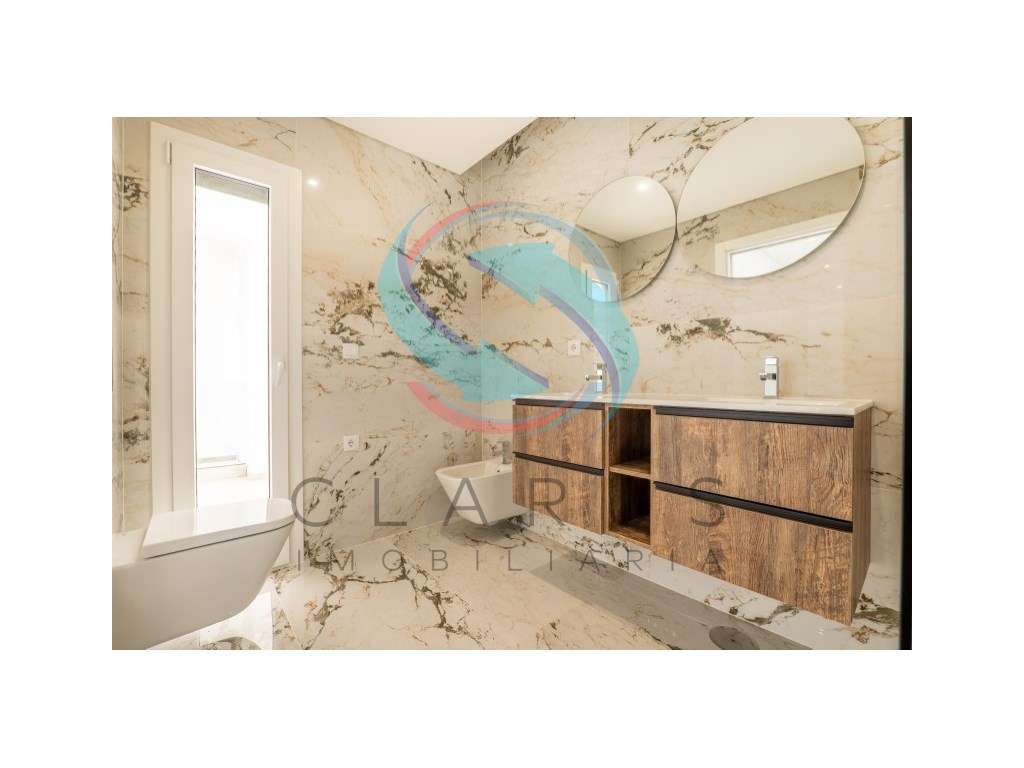 Moradia geminada à venda na Rua Infante Dom Henrique s/n-11