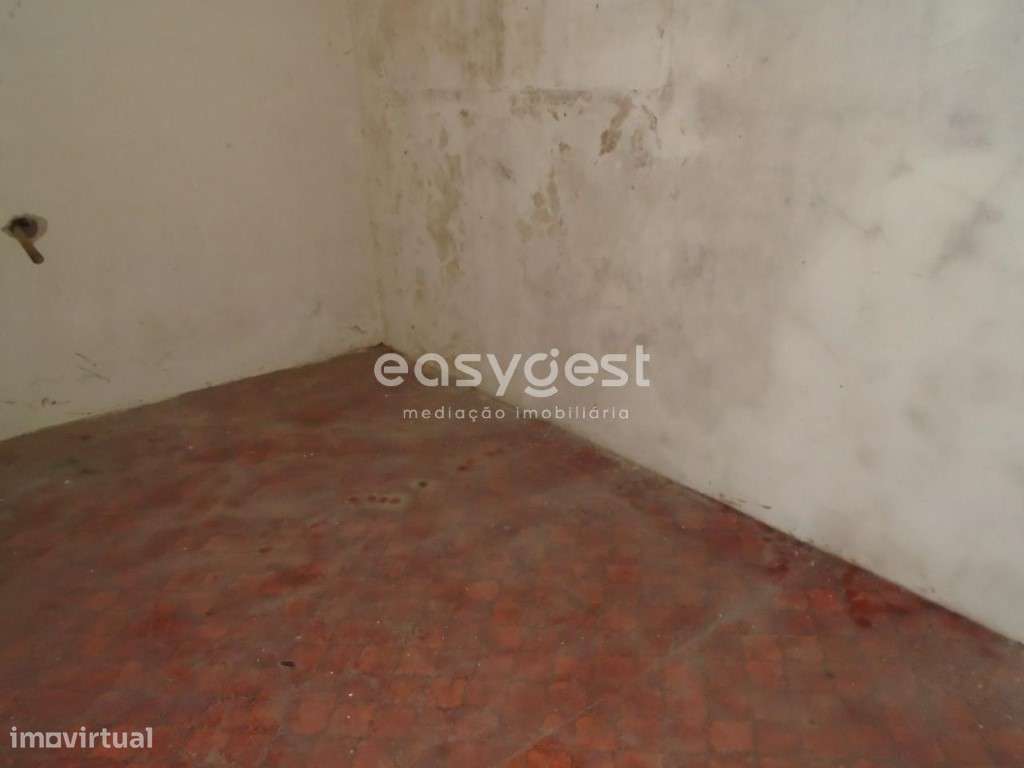 Moradia de Dois pisos para recuperar no Centro da Vila de Pataias - Grande imagem: 4/31