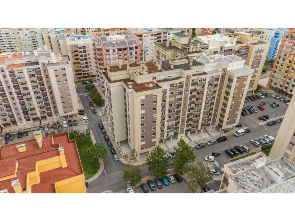 Apartamento T3 com Varanda e Garagem Box, na Quinta da Piedade-29